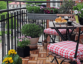 陽臺防腐木選購施工養(yǎng)護(hù)   打造美觀舒適納涼場所